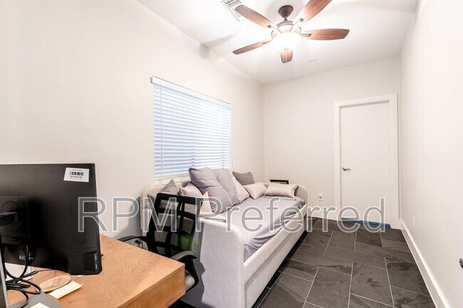 Foto del edificio - 4104 Spencer St