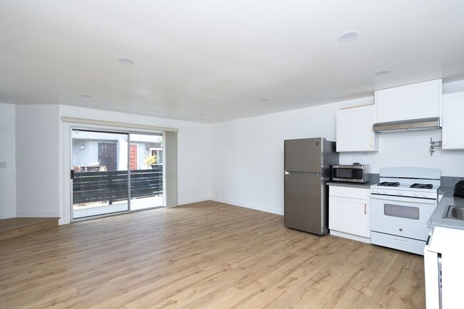 Building Photo - 2 Bedroom + 1.5 Bathroom Condo | Fashion Park Oxnard | Unfurnished