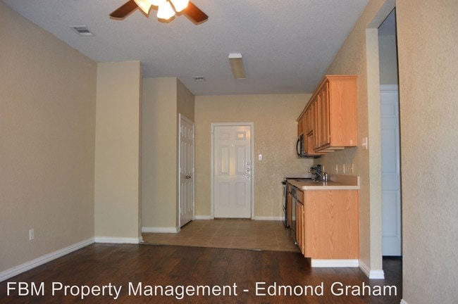 Building Photo - 1709 N Kaufman St