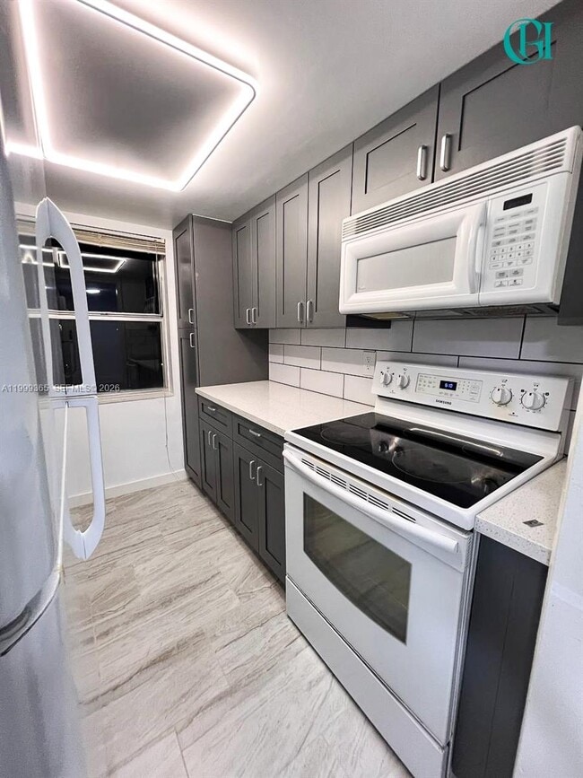 Building Photo - 102 SE 10th St