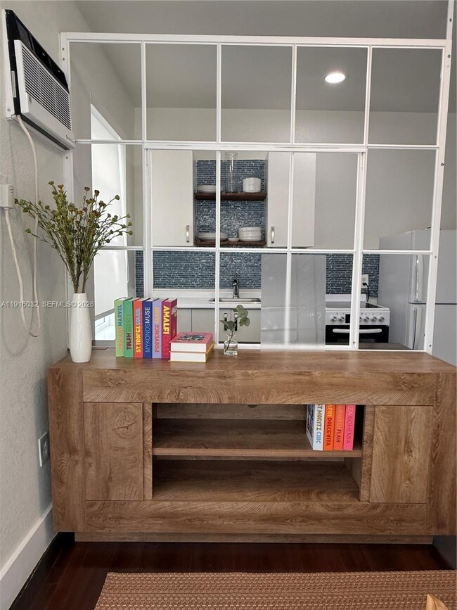 Building Photo - 723 2nd St