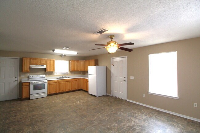 Foto del edificio - Updated 3BR/1BA Home with Fenced Yard in C...
