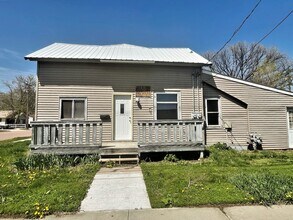 Building Photo - 122 W 9th Ave