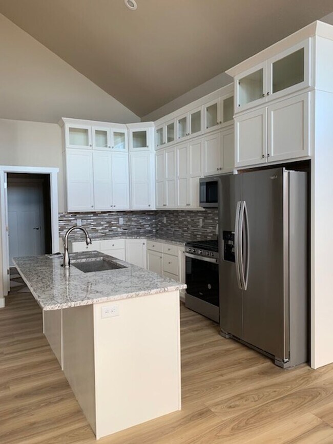 Building Photo - Beautiful 5 Bedroom, 3 Bath Executive Home!