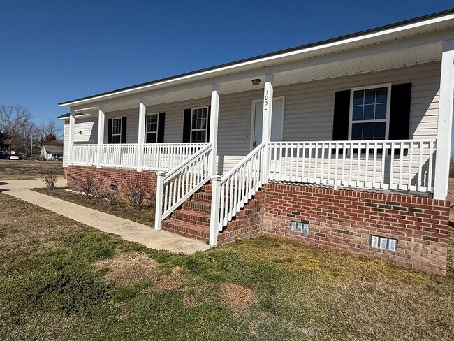 Building Photo - Country Charm