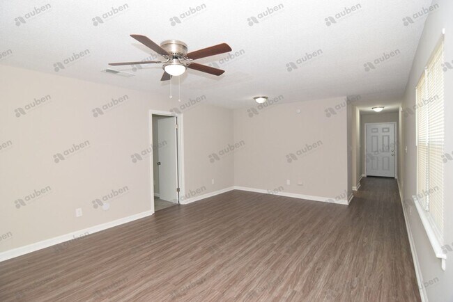 Building Photo - $1,300 - 3 Bed/2 Bath apartment for rent i...