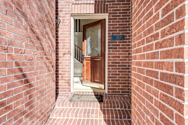 Building Photo - 2630 Lakeway Dr