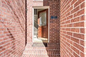 Building Photo - 2630 Lakeway Dr