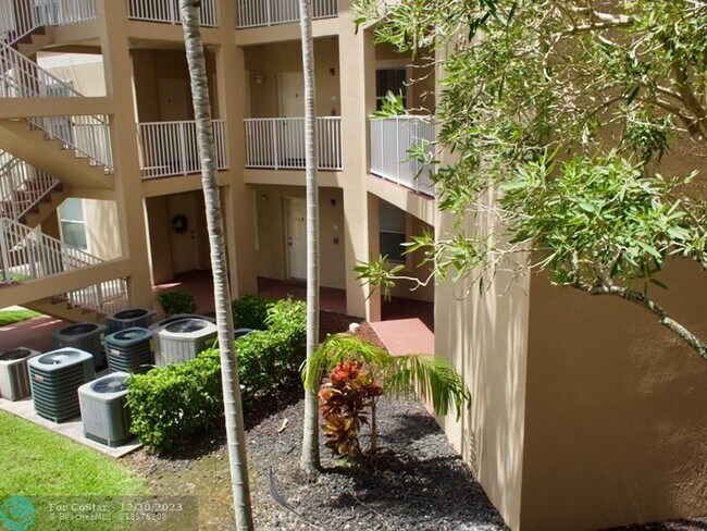 Foto del edificio - 2941 Riverside Dr