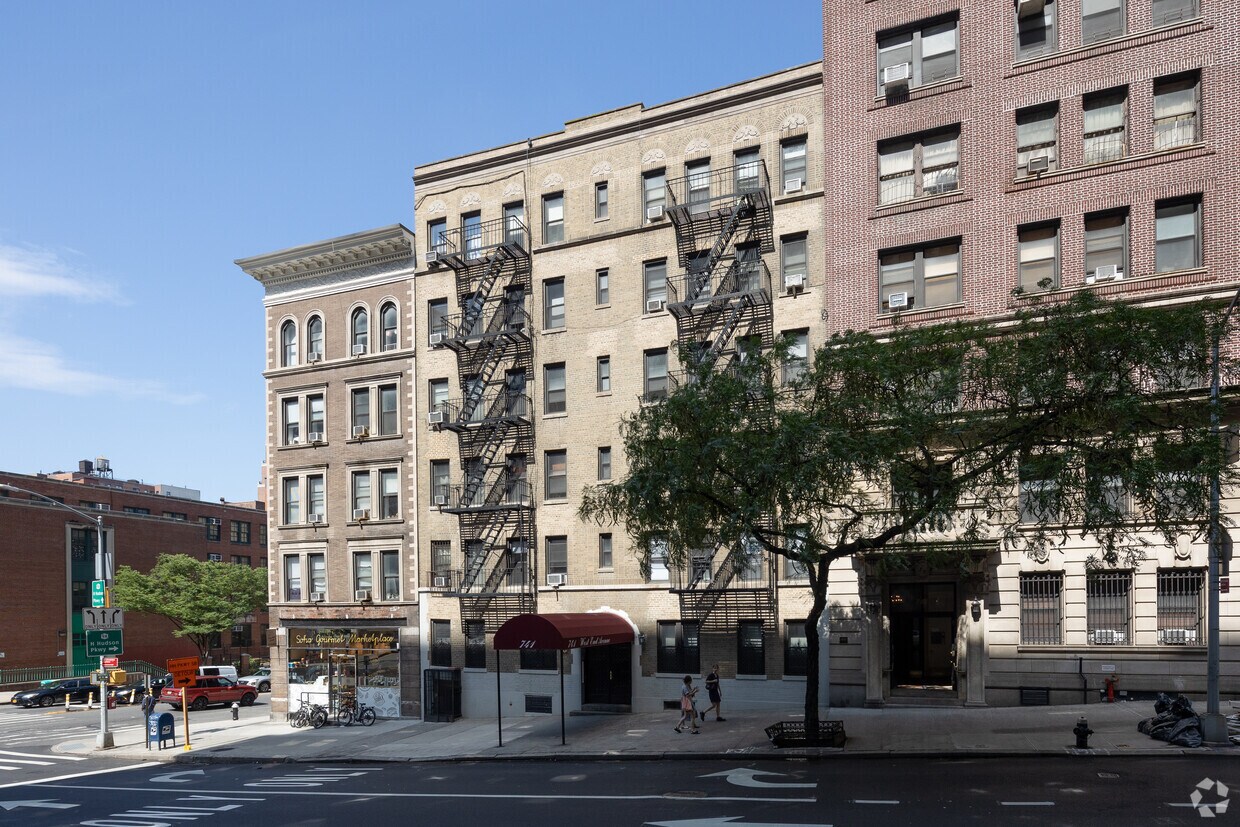 Building Photo - 741 W West End Ave
