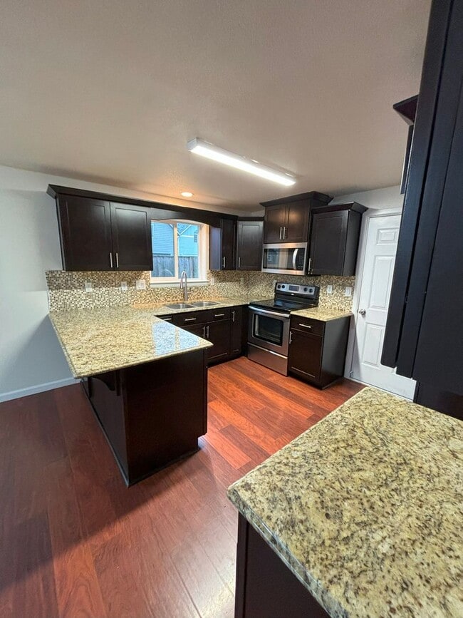 Building Photo - 3Bd/2.5Ba Two Story Home-For Viewing!