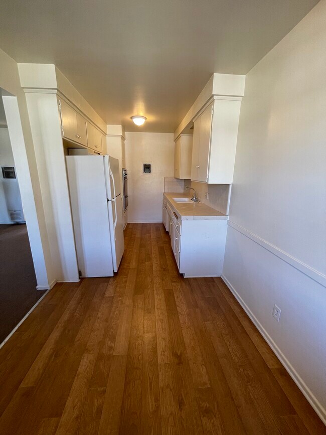Building Photo - 6122 Brynhurst Ave