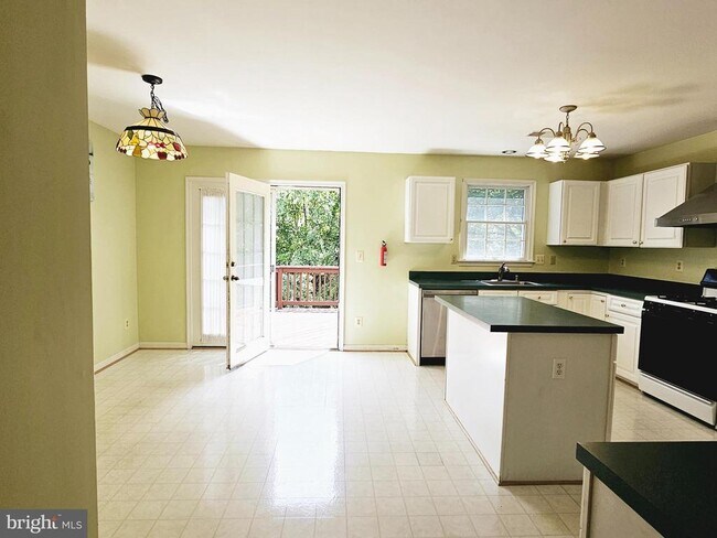 Foto del edificio - 937 Walnut Wood Rd