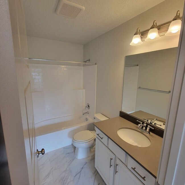 Building Photo - GORGEOUS Magna Townhome!!