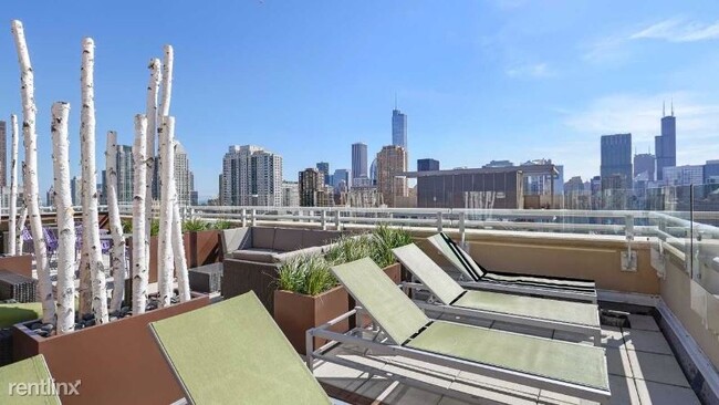 Building Photo - 820 N LaSalle Dr