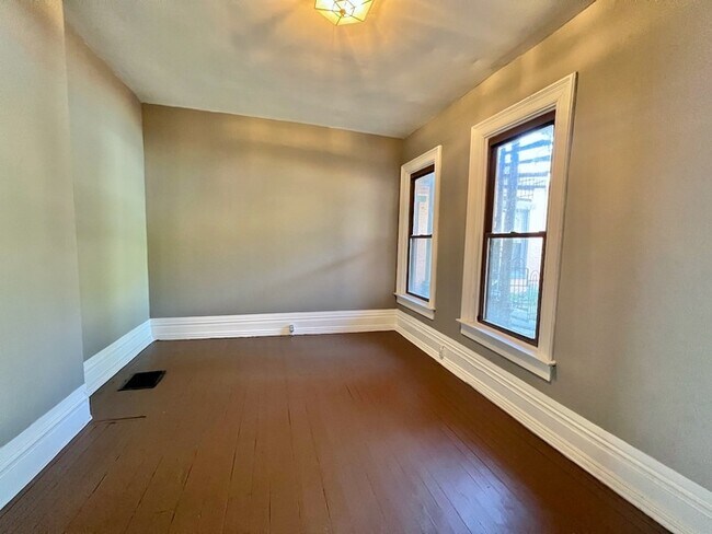 Building Photo - Beautifully Remodeled Condo!