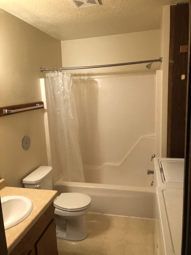 Building Photo - 2410 Bongey Dr