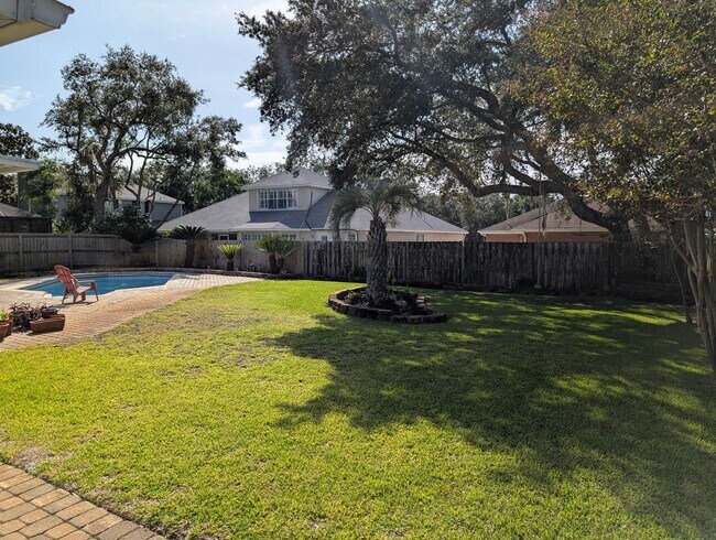 Foto del edificio - Executive Pool Home in Prestigious Lake Lo...