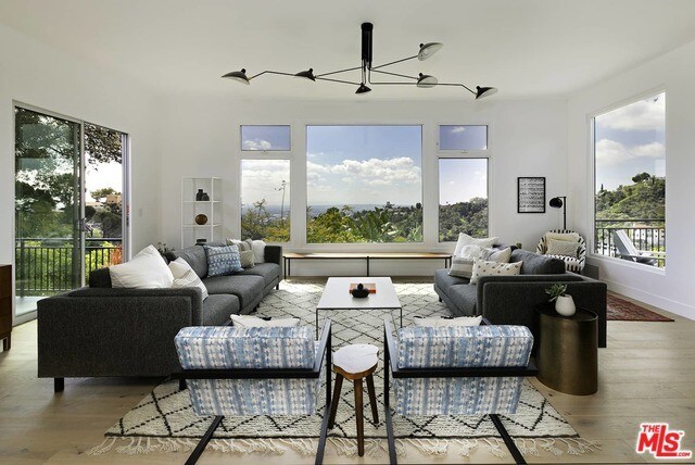 Building Photo - 2935 Hollyridge Dr