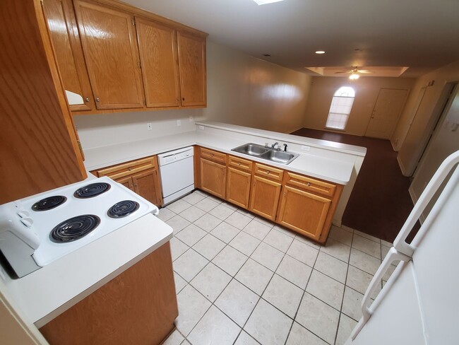Building Photo - College Station - 3 bedroom / 2 Bath Duple...