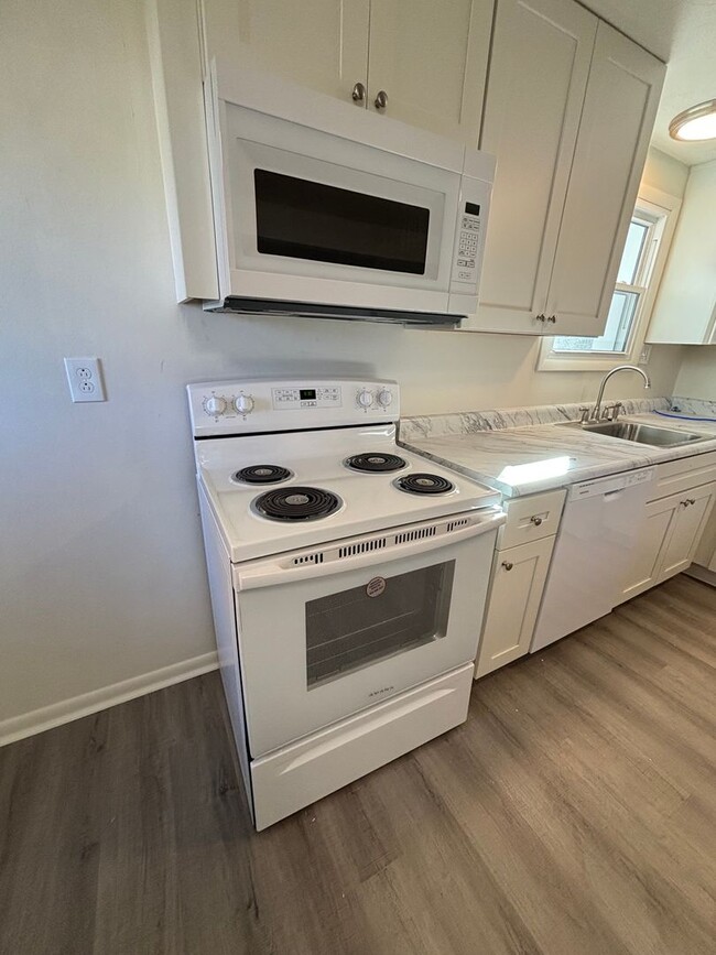 Building Photo - Newly Renovated 2 Bedroom - Carnegie!