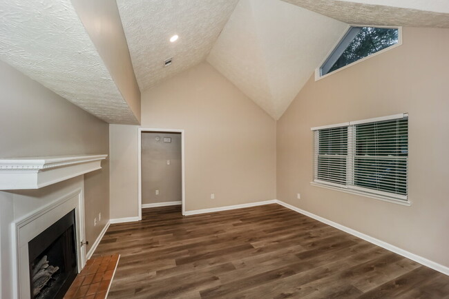 Building Photo - 540 Hillsdale Dr