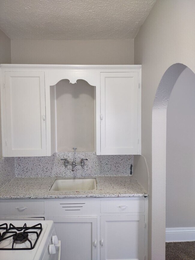 Foto del edificio - Sandoval Rentals (3820 S. 24th St. Omaha, ...