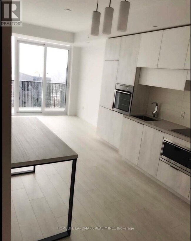 Photo du bâtiment - 8 Eglinton Ave E