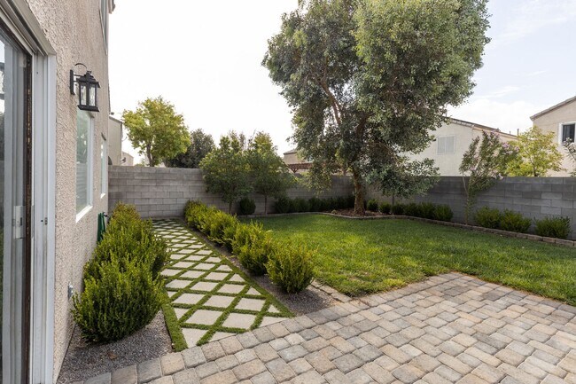 Building Photo - Very well mainted NW home with grass backyard