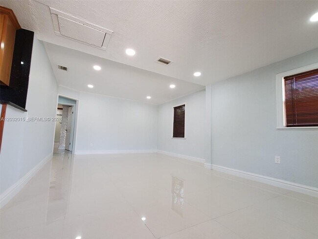 Foto del edificio - 10341 NW 6th Ave