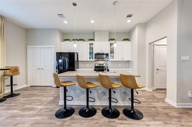 Foto del edificio - 415 Stonework Garden Ln