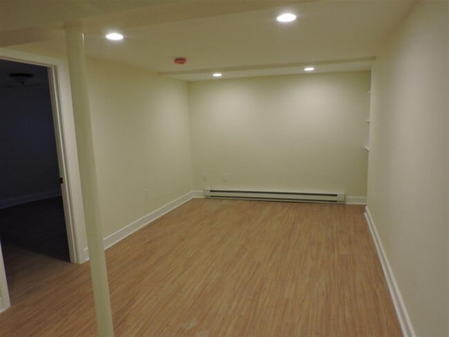 Building Photo - 32 Chatham St