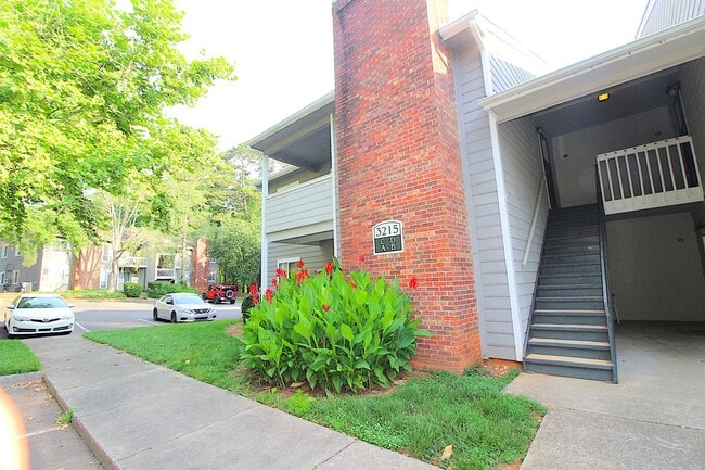 Building Photo - 2 Bedroom Condo In South Park!