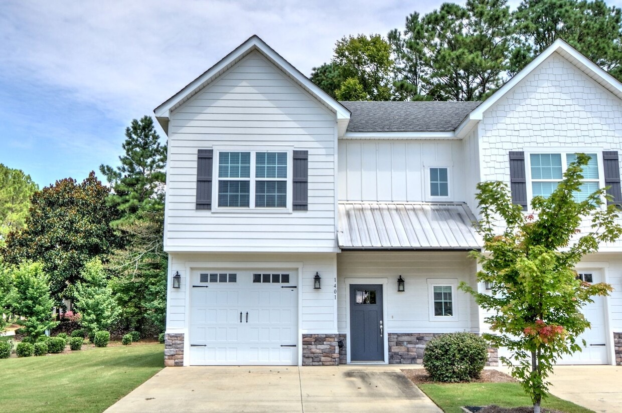 Primary Photo - Luxury 3-Bed, 3.5-Bath Townhome in Gatewoo...