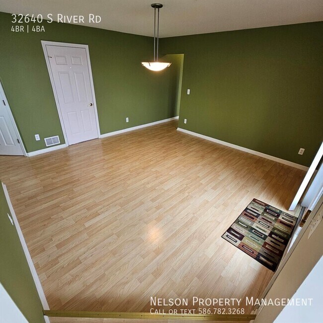 Foto del edificio - 32640 S River Rd
