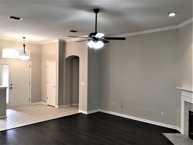 Foto del edificio - 587 Oakmont Dr