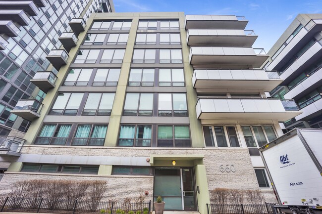 Foto del edificio - 660 W Wayman St