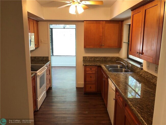 Foto del edificio - 6010 S Falls Cir Dr