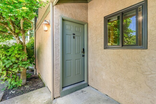 Foto del edificio - Modern 2-Bedroom Townhouse-Style Condo wit...