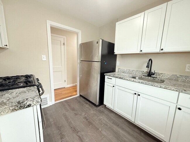 Foto del edificio - Freshly Renovated 3-Bedroom Home – Quality...