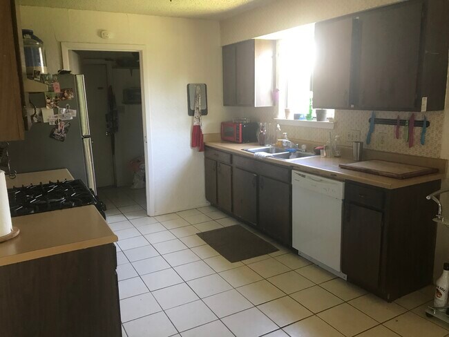 Kitchen - 1907 Castle Gate Cir