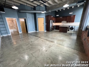 Building Photo - 1331 S Flores St