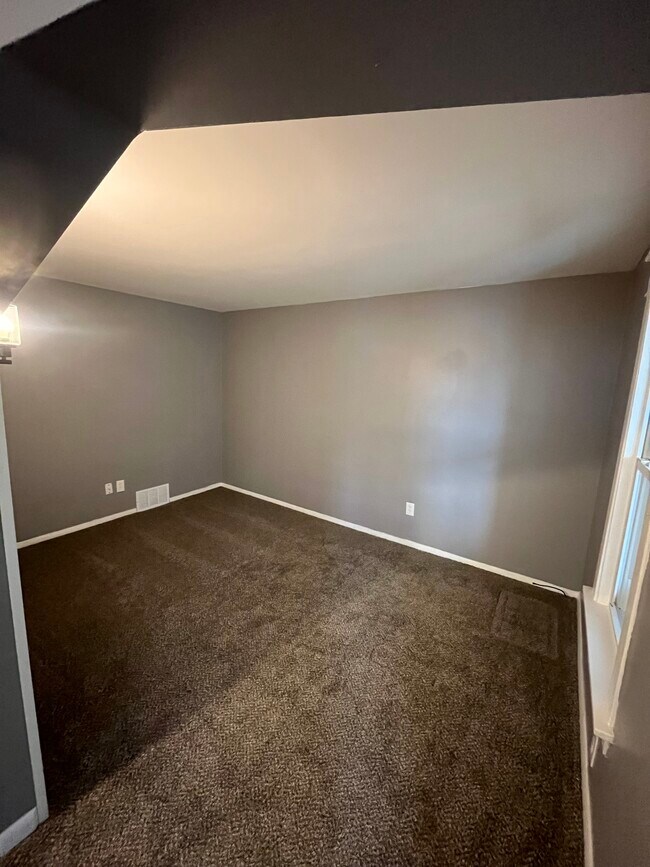 Building Photo - 1440 E 9th St