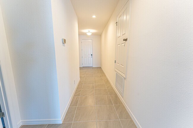 Foto del edificio - 5895 Vision Rd