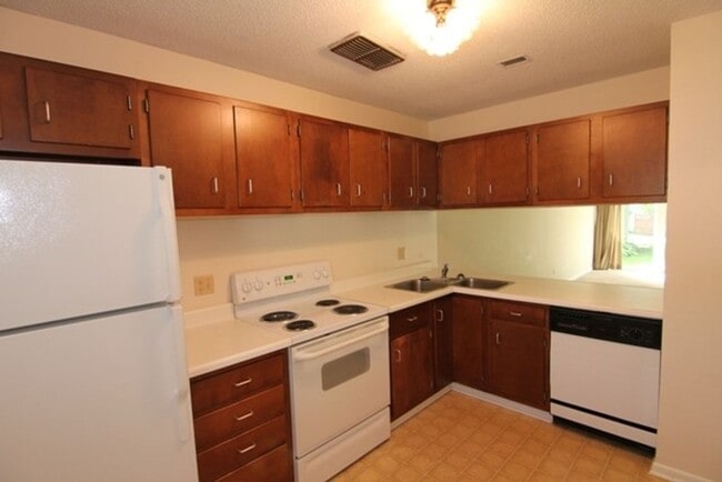 Foto del edificio - 1220 Village Rd