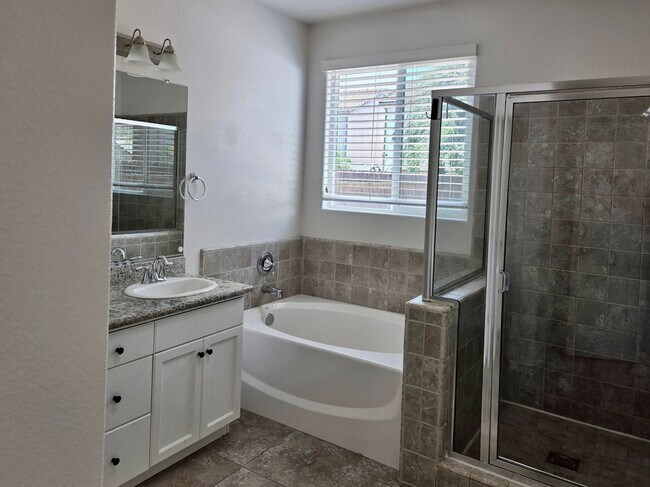 Foto del edificio - $2,400 Barstow & Leonard, 3 Bed- 2 Full Ba...