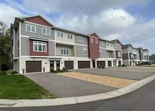 Building Photo - 2220 Rolling Green Trl