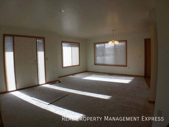 Building Photo - Cozy 2 Bedroom, 1 Bath Twin Home with 2 st...