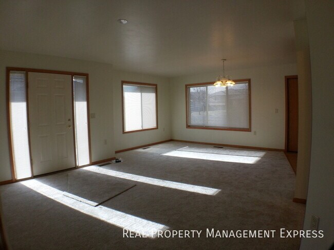 Foto del edificio - Cozy 2 Bedroom, 1 Bath Twin Home with 2 st...