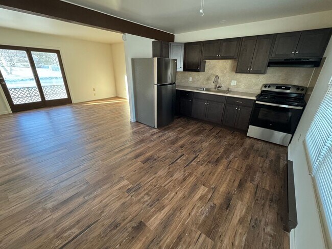 Building Photo - Town Home